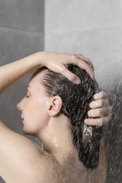 המים שאת חופפת בהם - שקטים, אבל הרסניים: על קשיות ומליחות שמשנות את השיער